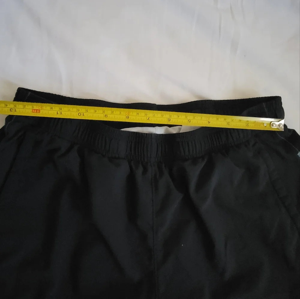Under Armour shorts, size L‎